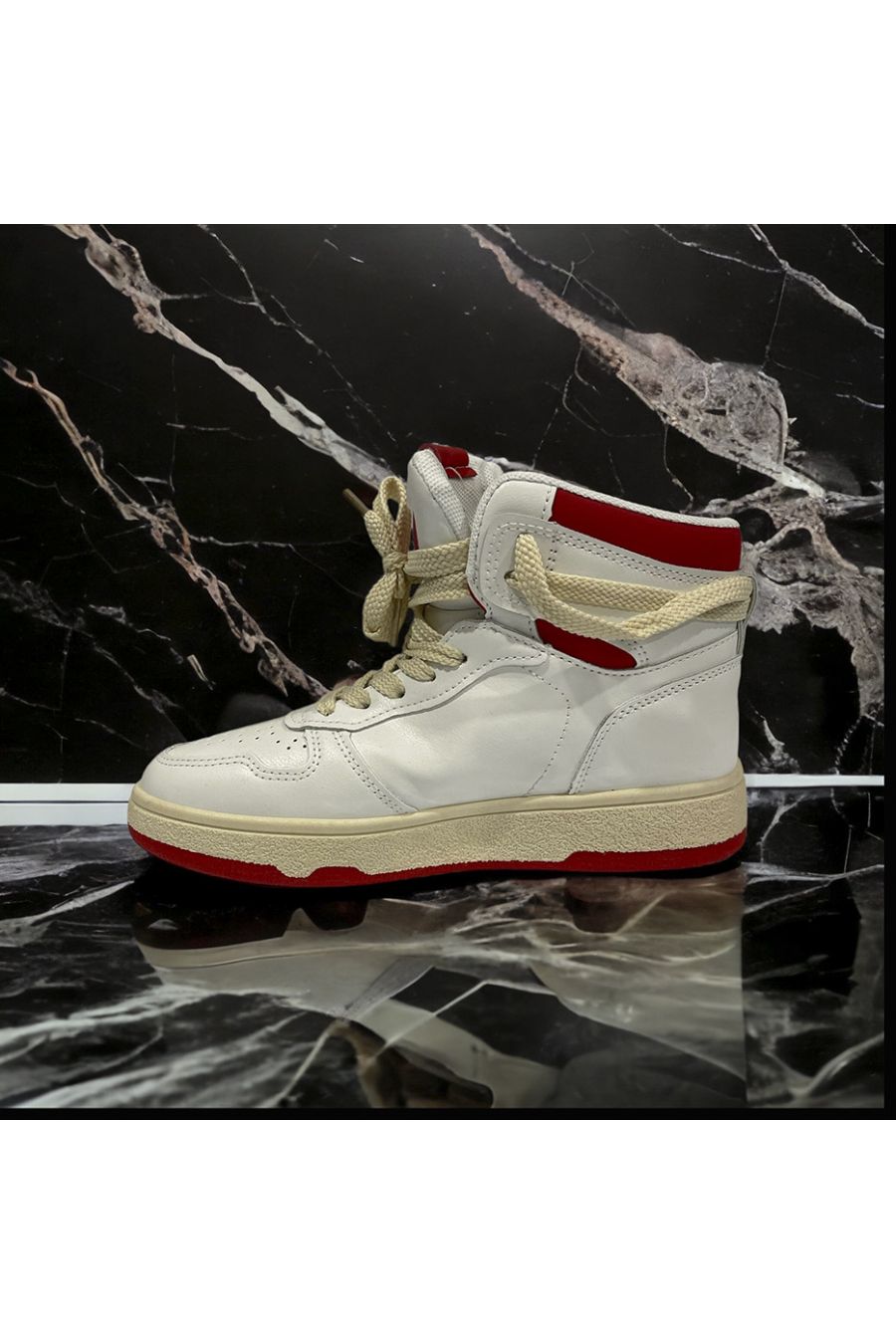 Geïnspireerde rode high-top sneaker - 1