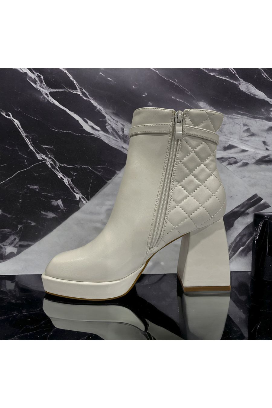 Witte gewatteerde enkellaars met accessoire - 1