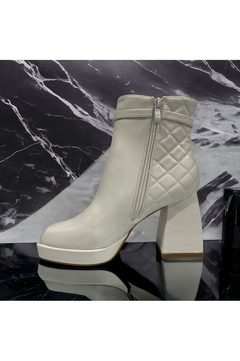 Witte gewatteerde enkellaars met accessoire - 1