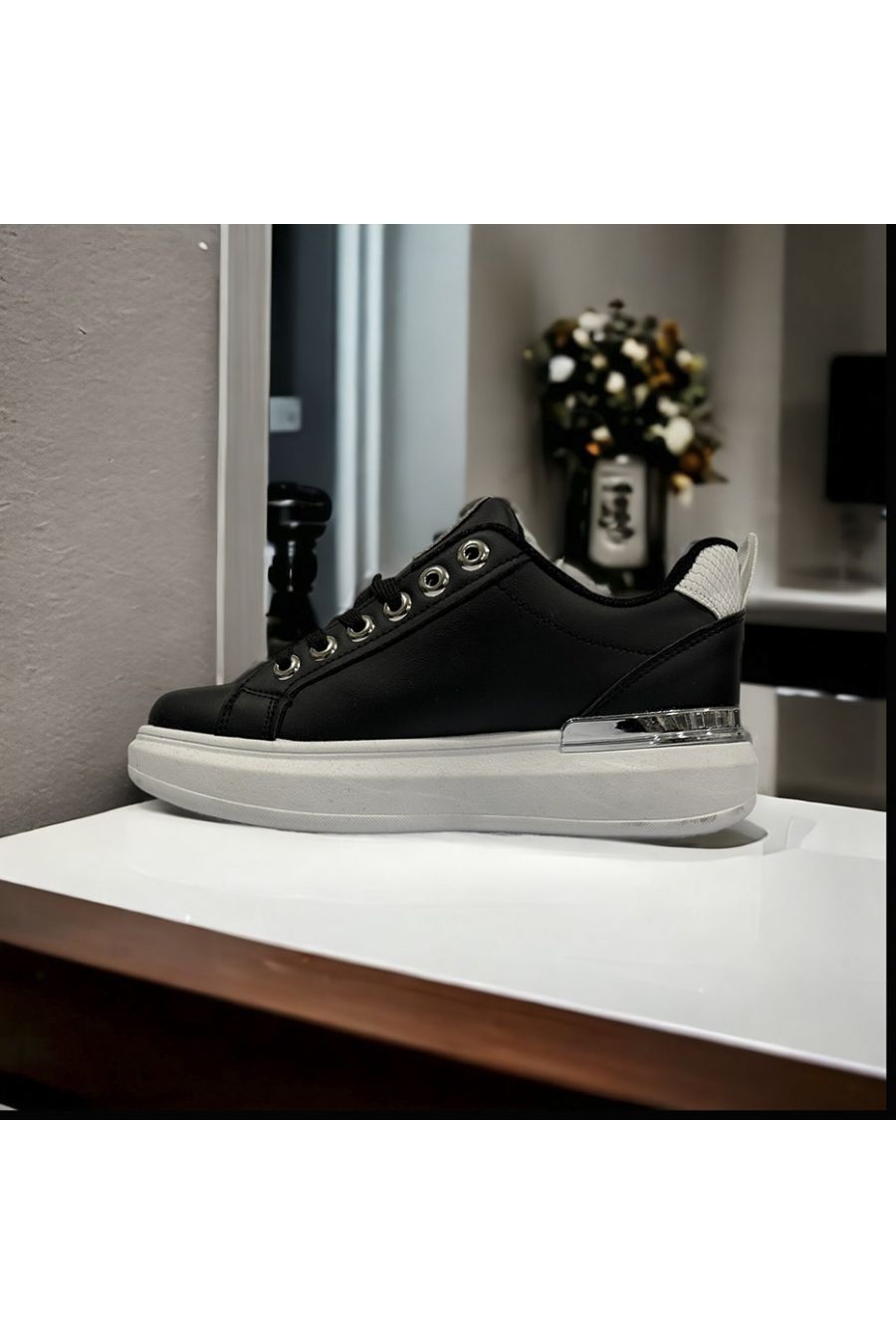 Zwarte sneaker geïnspireerd - 1