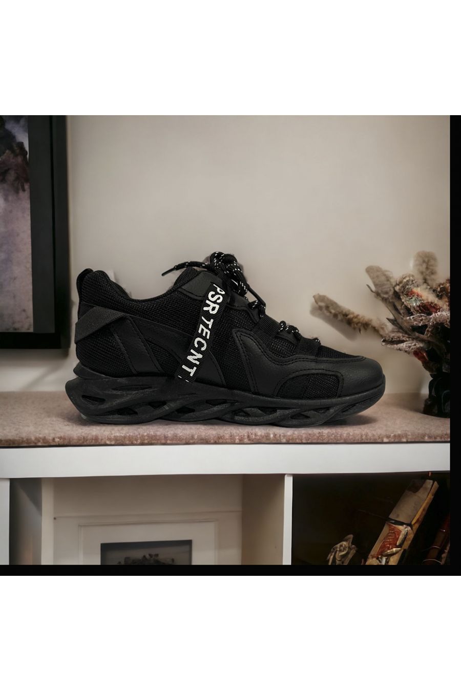 Zwarte sneaker geïnspireerd - 1