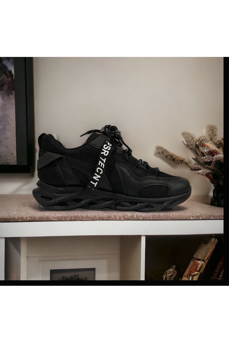 Zwarte sneaker geïnspireerd - 1