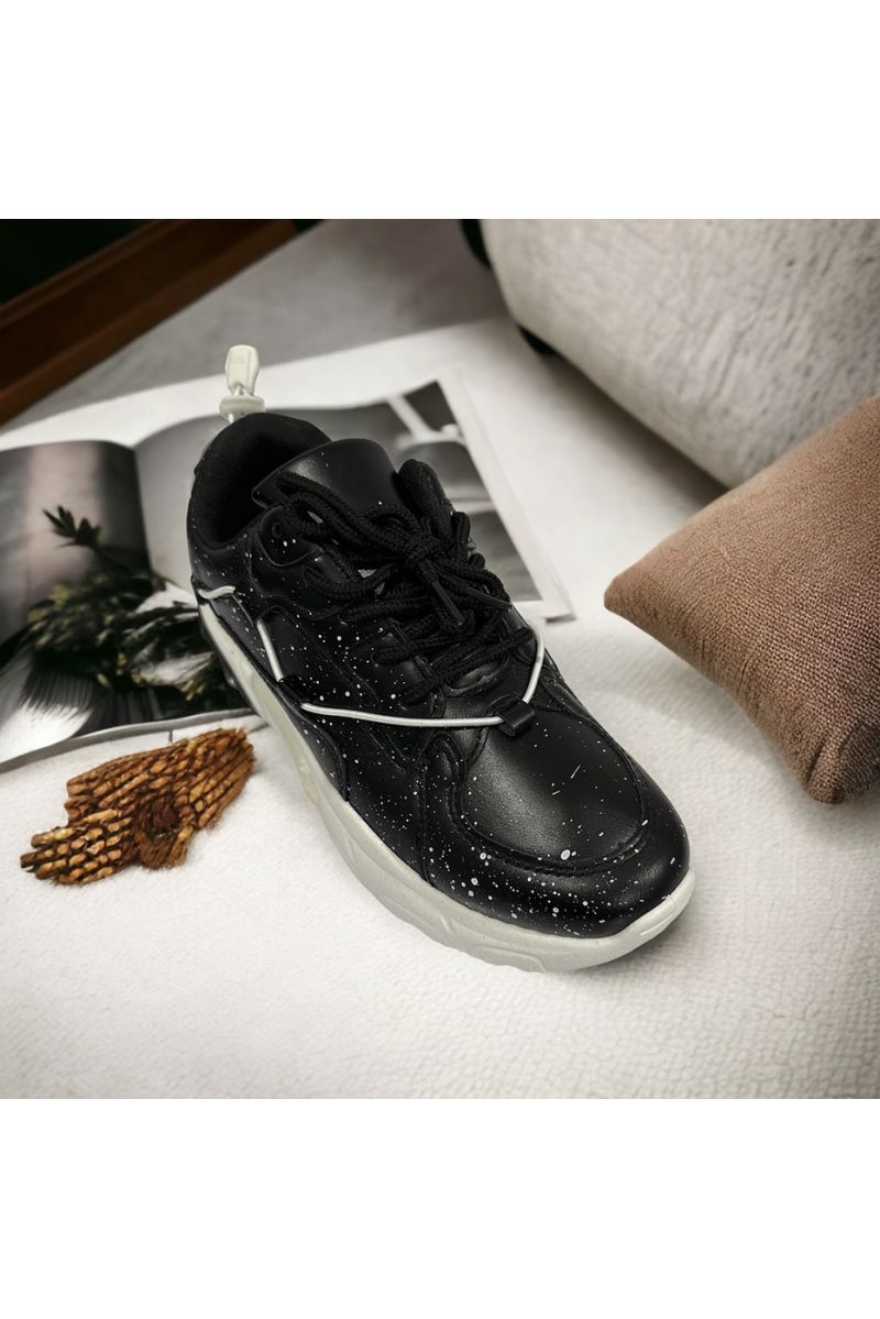 Basket noir avec lacet et tache de peinture  - 2