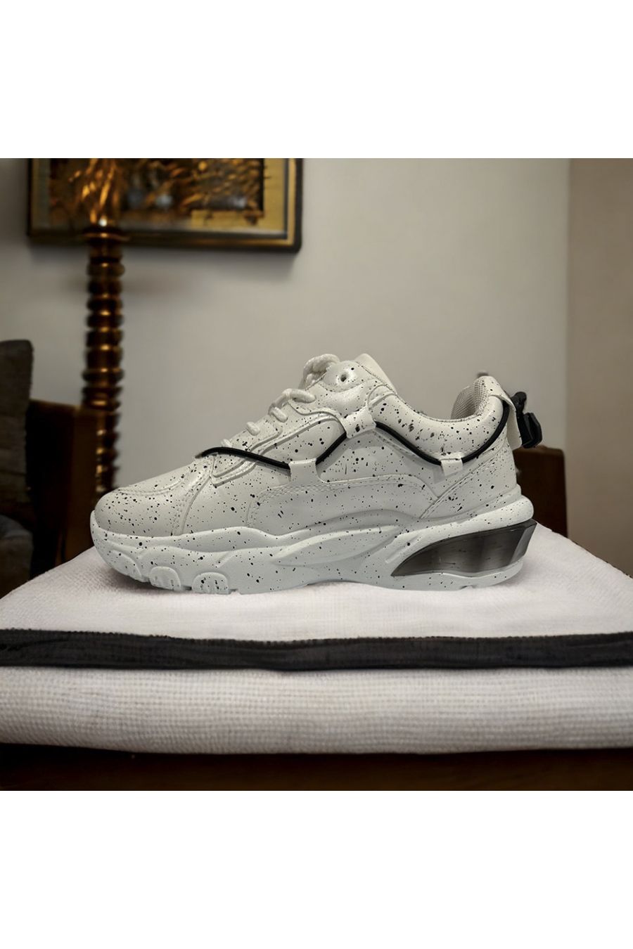 Witte sneaker met veter en verfvlek - 1