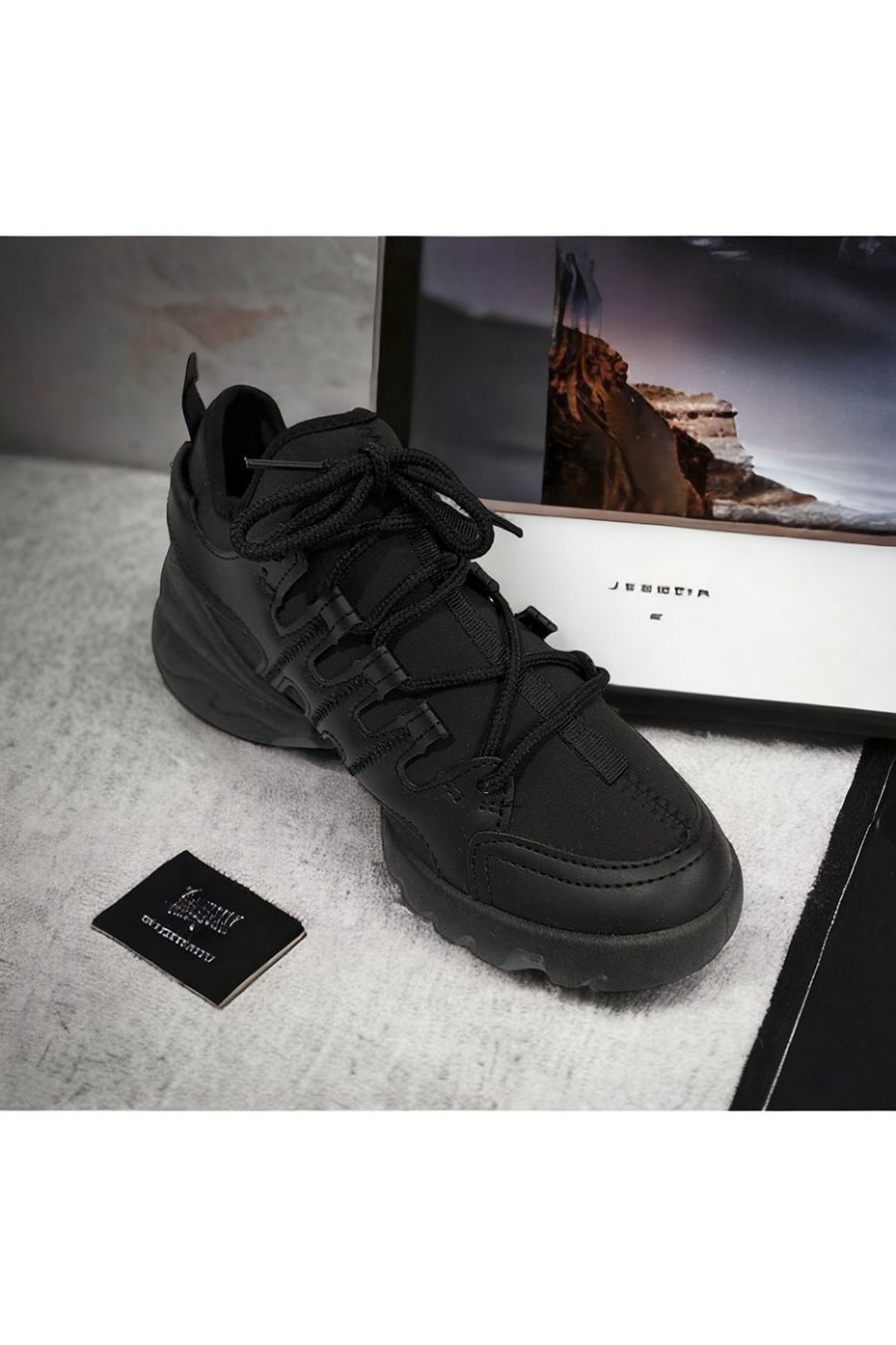 Zwart geïnspireerde sneaker - 1