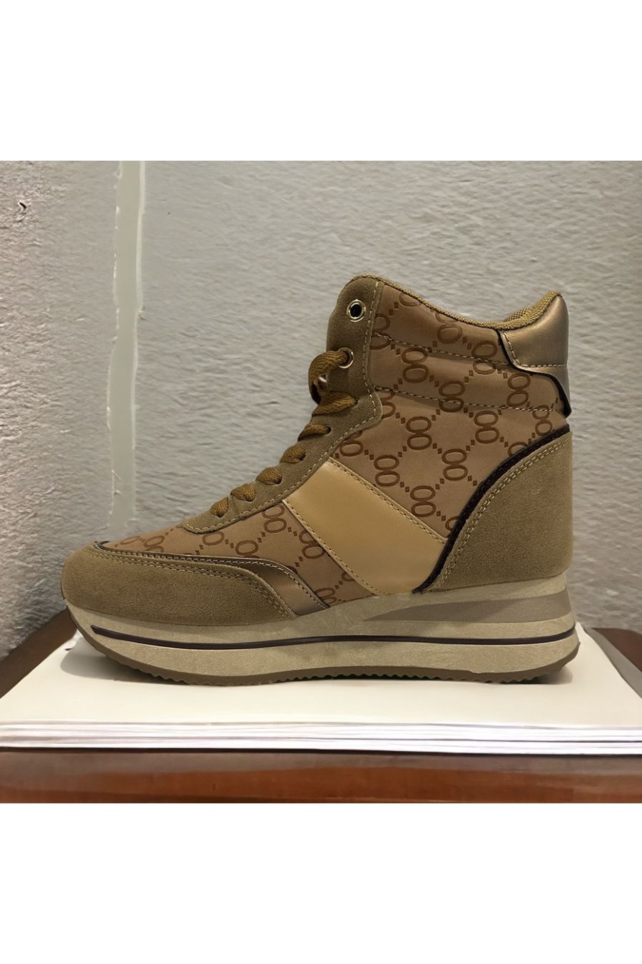 Camel wedge high-top sneaker met patroon geïnspireerd op - 1