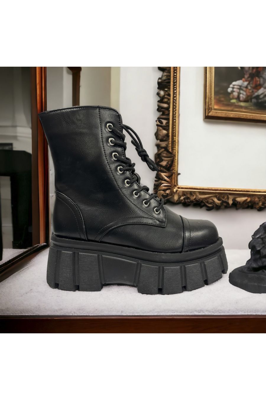 Zwart enkellaarsje met grote zool - 3