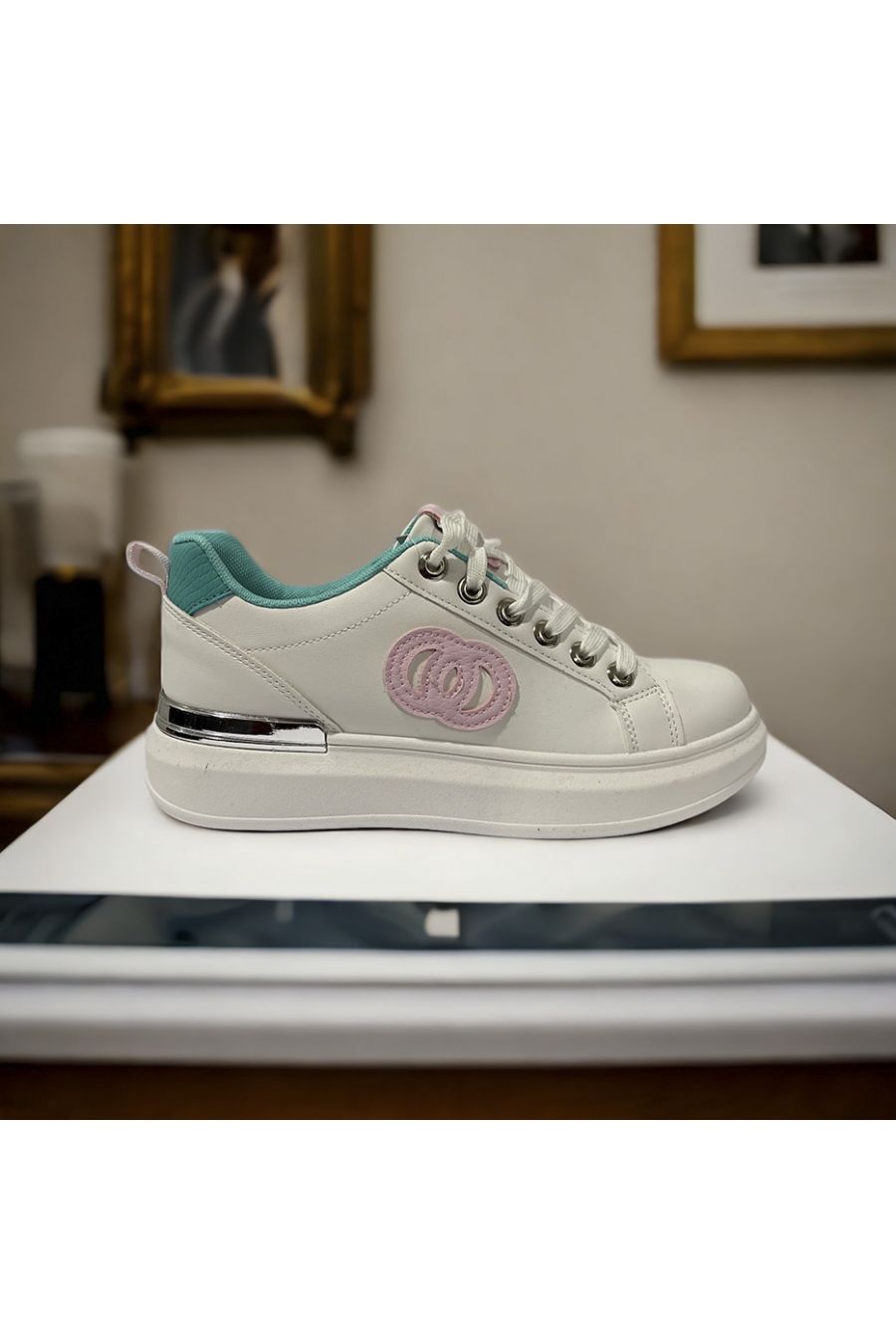 White inspired sneaker - 3
