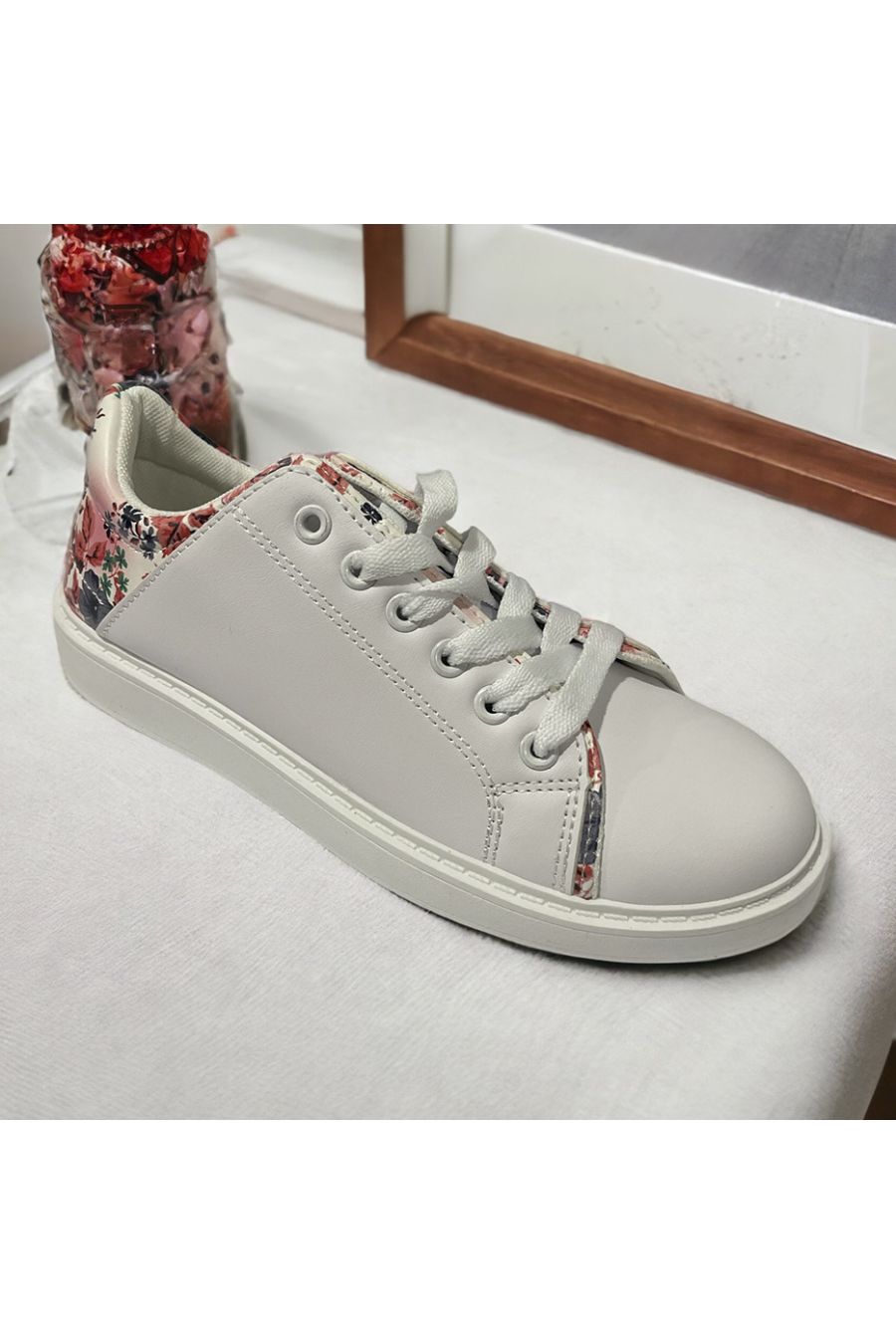 Basket blanche avec motif fleuris  - 1