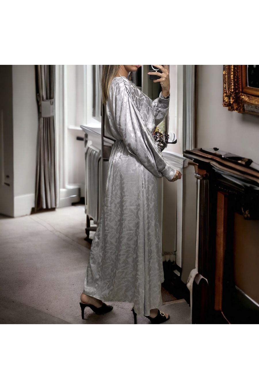 Longue robe cache coeur grise matière brillante à motif