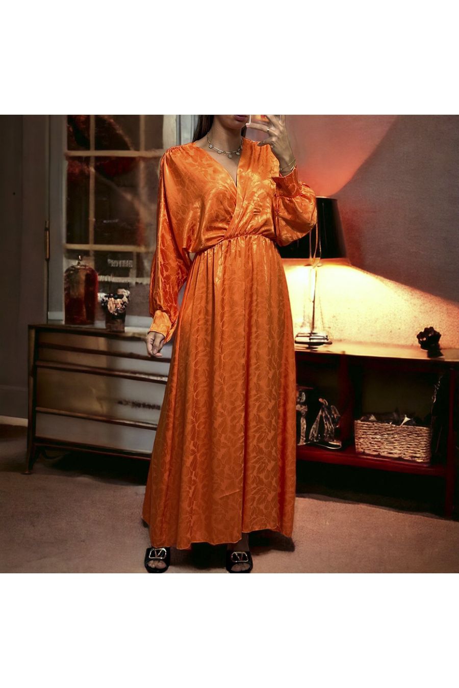 Longue robe cache coeur orange matière brillante à motif - 3