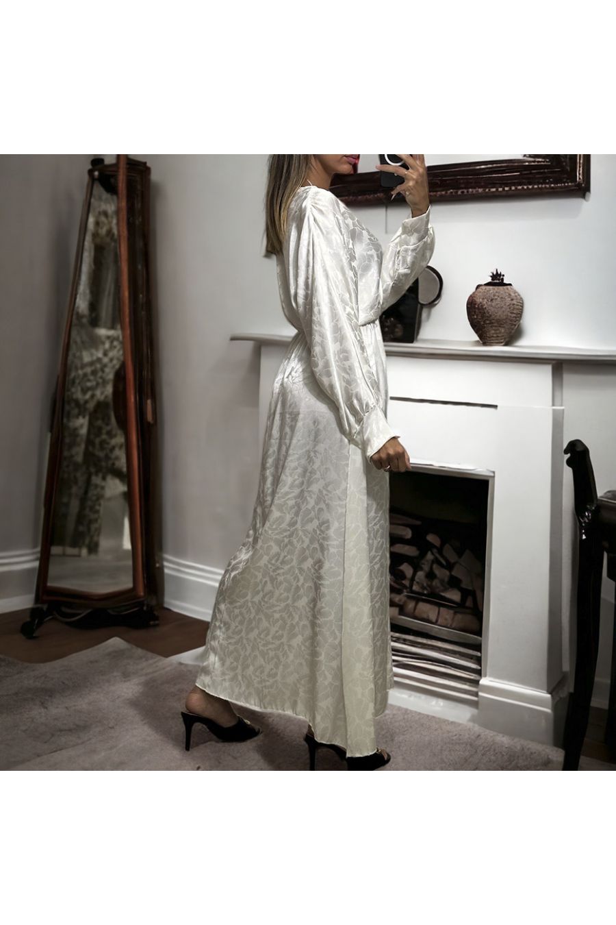 Longue robe cache coeur blanche matière brillante à motif