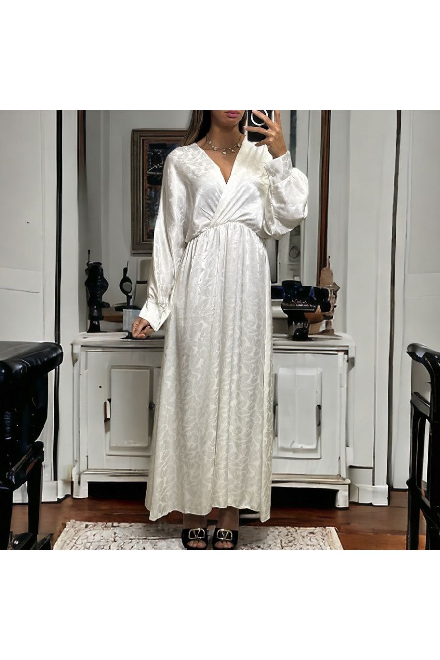 Long white wrap dress in shiny patterned material - 2