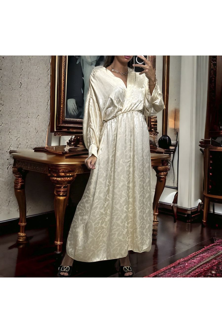 Longue robe cache coeur beige matière brillante à motif - 2