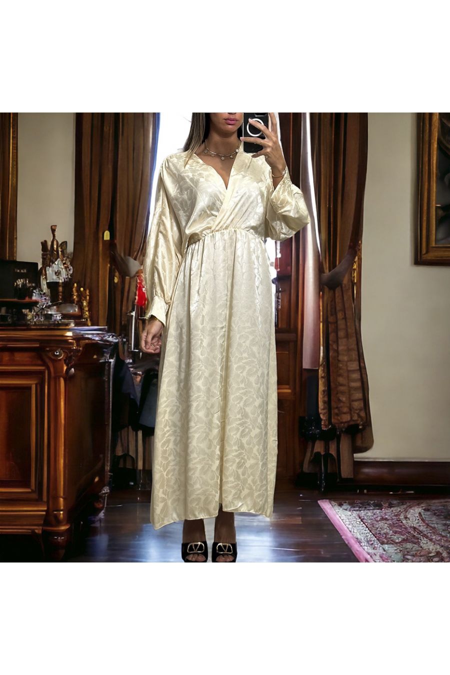Longue robe cache coeur beige matière brillante à motif - 3