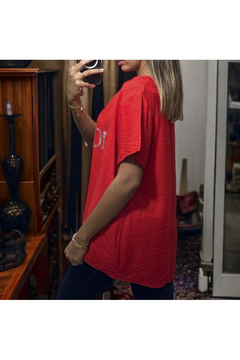 Rode oversized tuniek met geïnspireerd tekenen en schrijven in strass-steentjes - 1 Rode oversized tuniek met geïnspireerd tekenen en schrijven in strass-steentjes - 1
