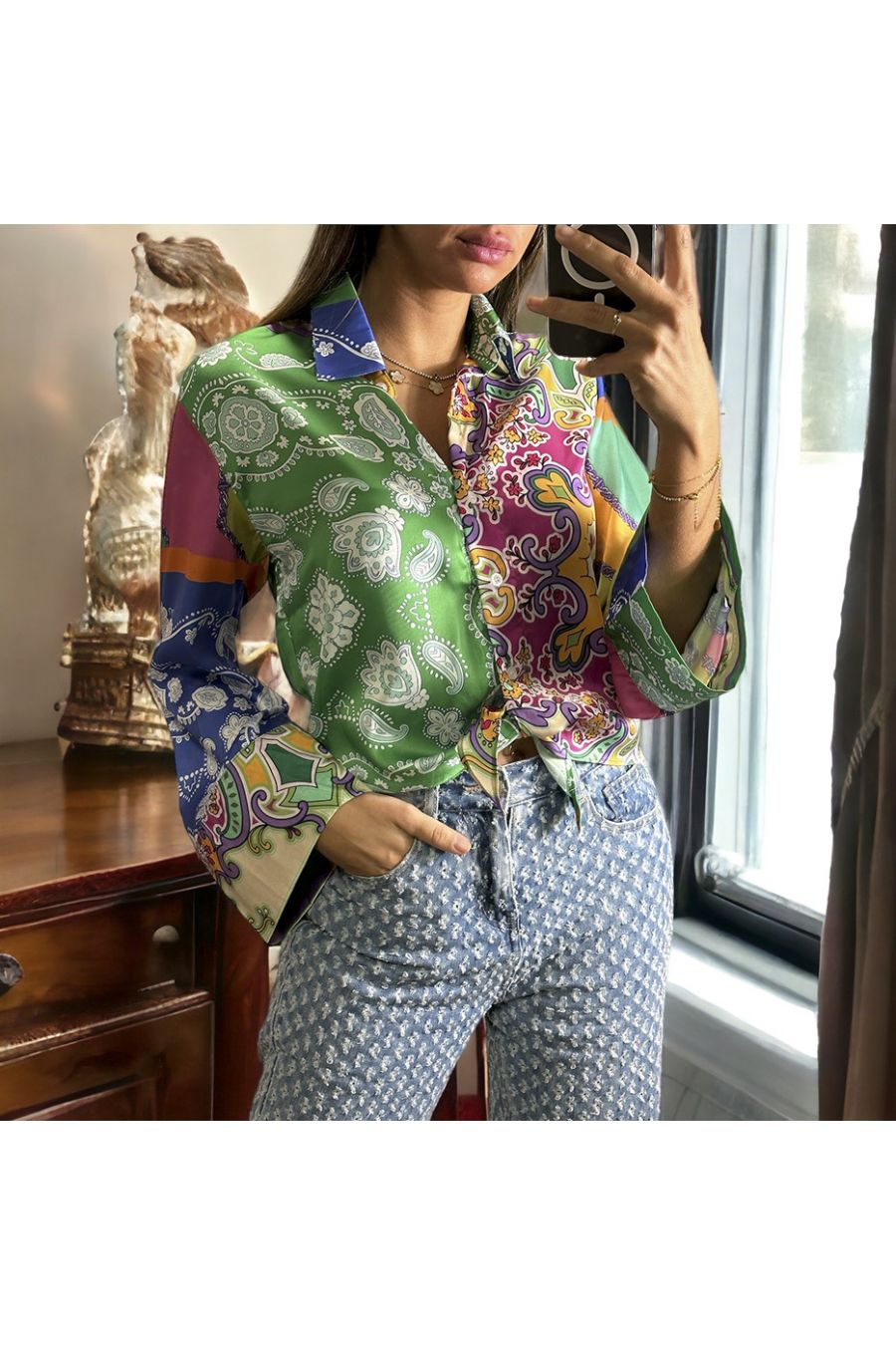 Satin and colored shirt with bow and flared sleeves - 3