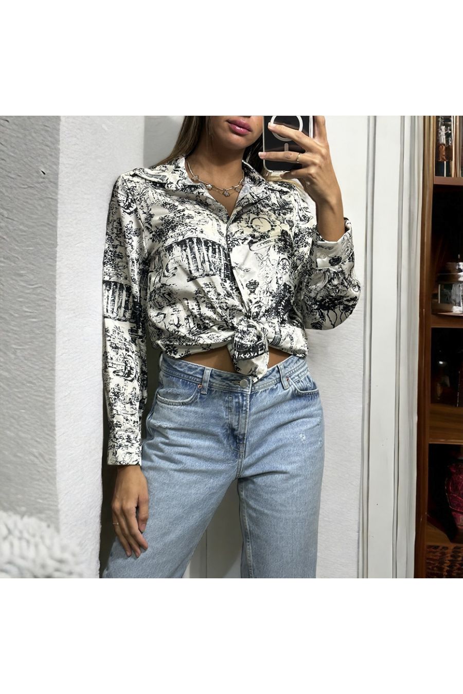 Black and white shirt with a printed pattern - 1