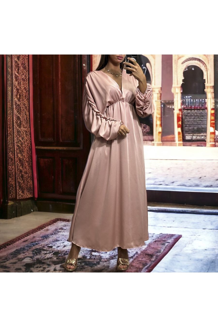 Long pink double-breasted satin dress gathered at the sleeves - 1