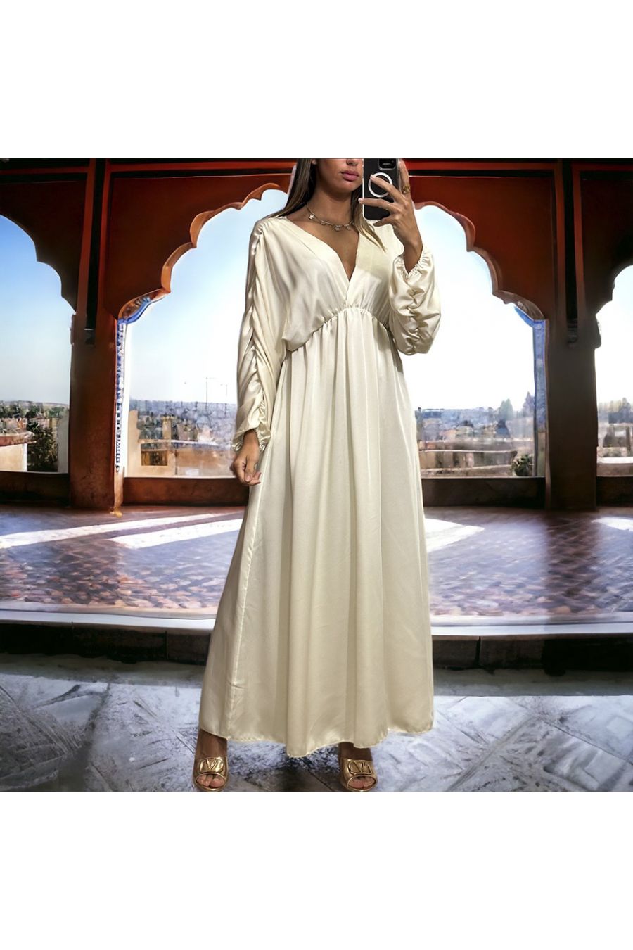 Longue robe satiné croisé beige froncé aux manches - 1