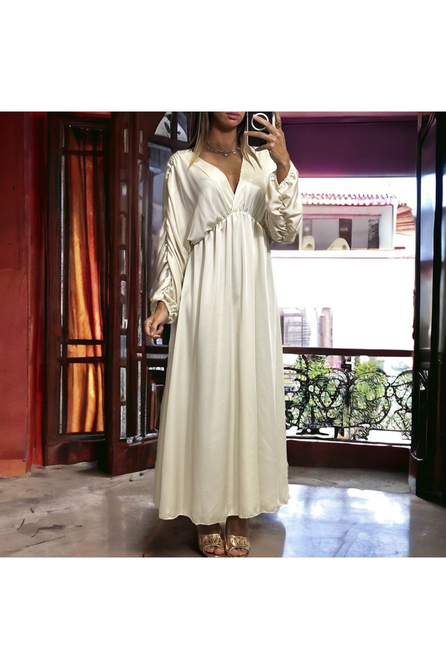 Longue robe satiné croisé beige froncé aux manches - 2
