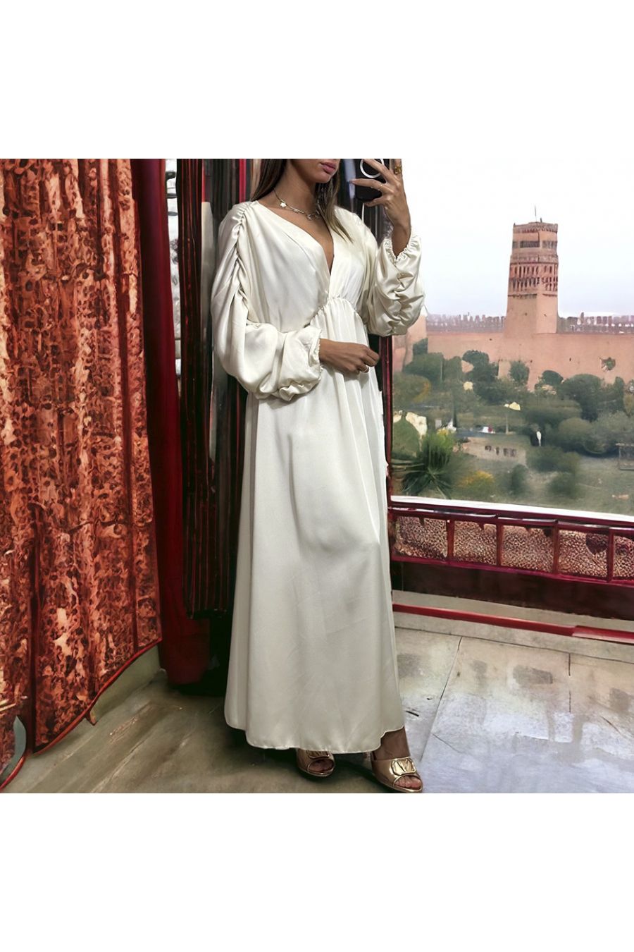 Longue robe satiné croisé beige froncé aux manches - 3