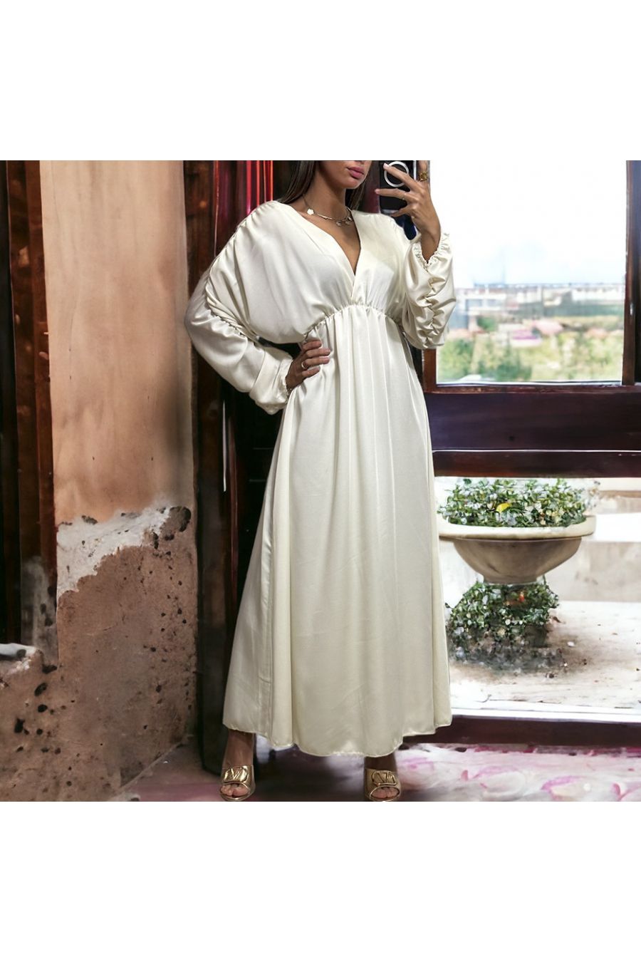 Longue robe satiné croisé beige froncé aux manches - 5