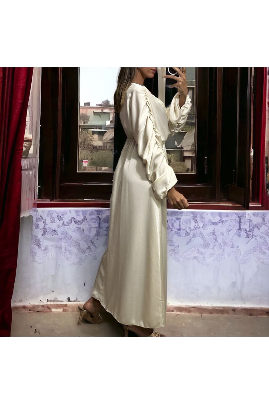 Longue robe satiné croisé beige froncé aux manches - 7