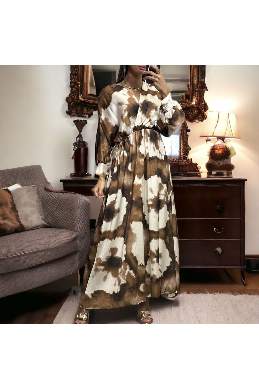 Longue robe satiné marron avec joli motif pastel - 1