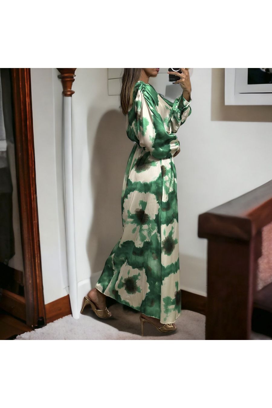 Longue robe satiné verte avec joli motif pastel - 4