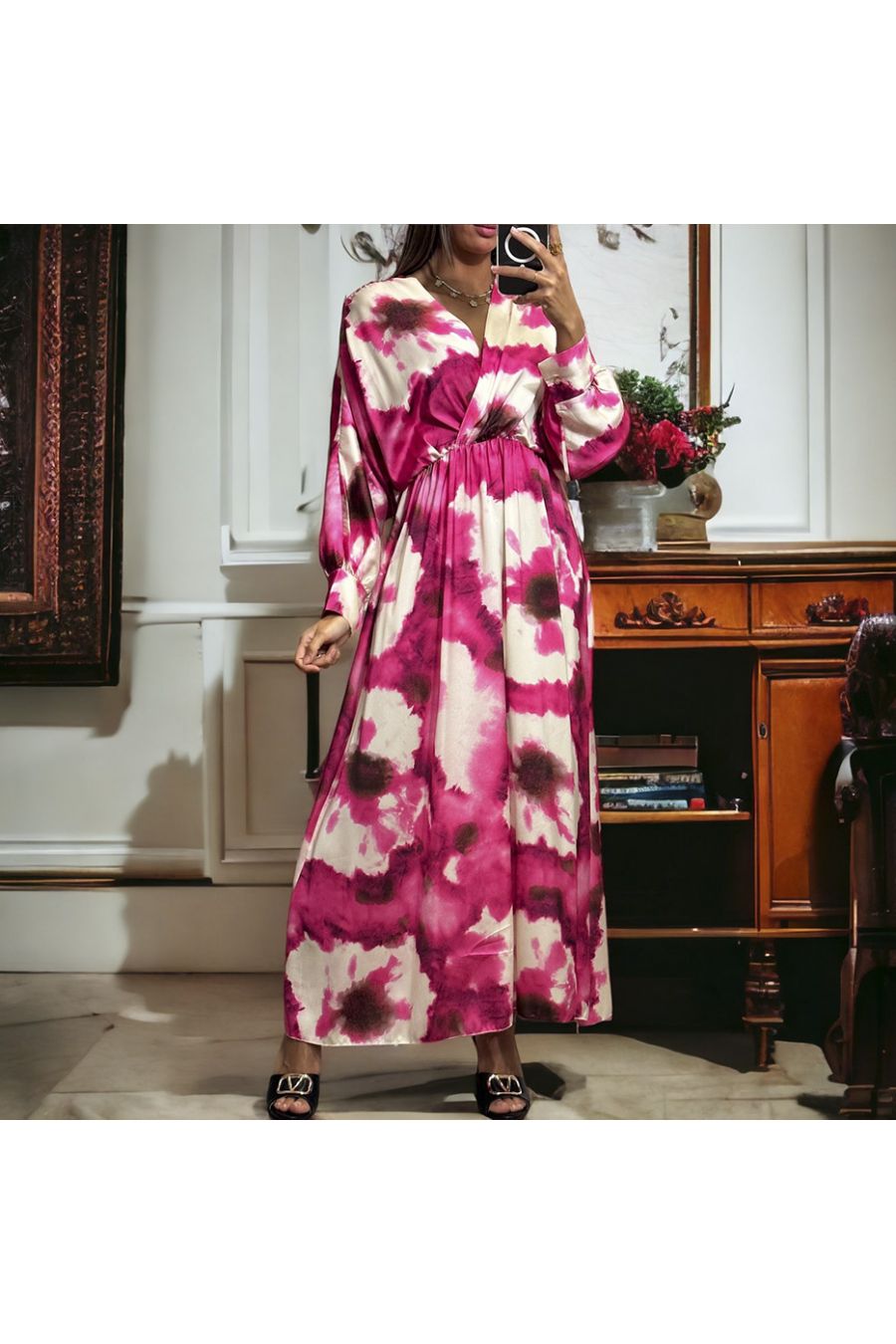 Lange fuchsia satijnen jurk met mooi pastelpatroon - 1