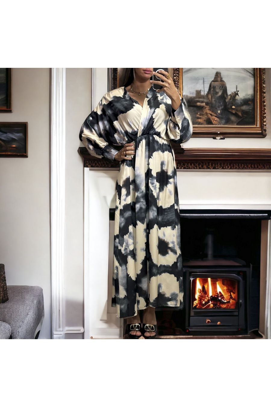 Longue robe satiné noire avec joli motif pastel - 2