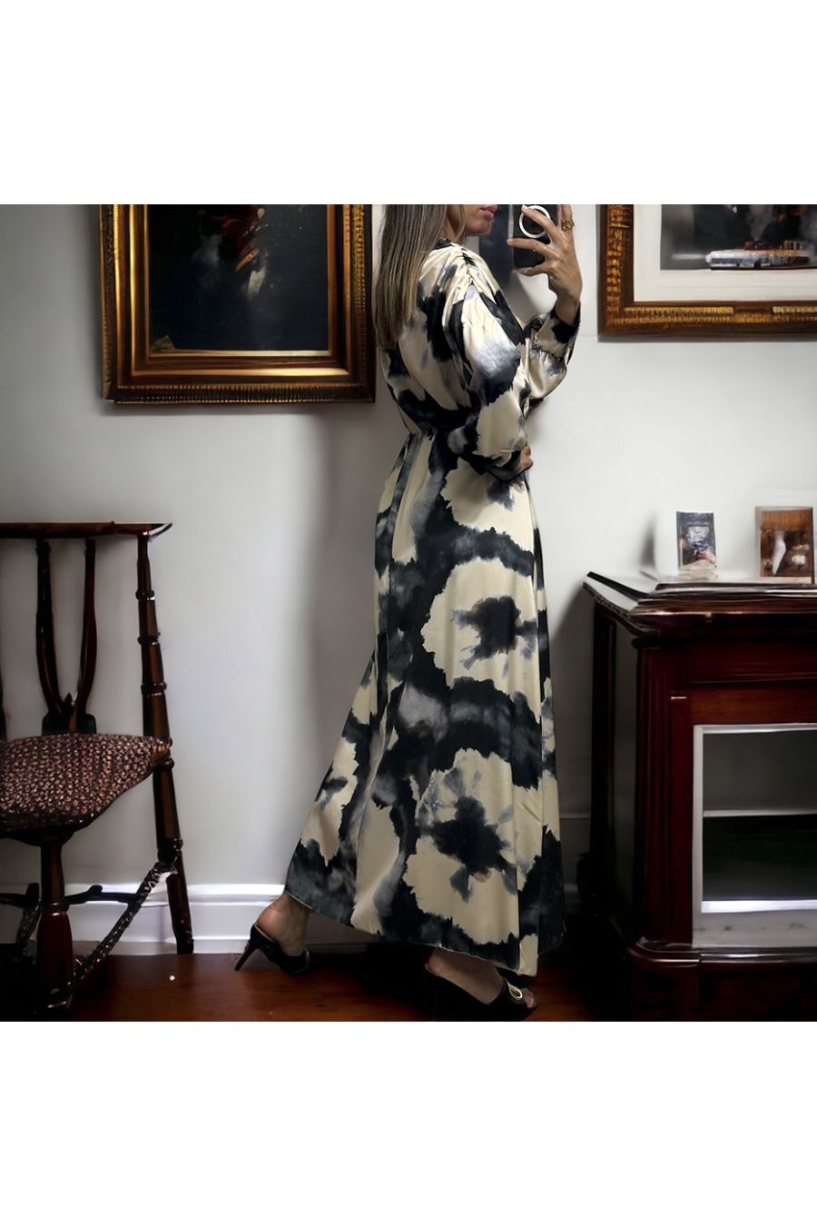 Longue robe satiné noire avec joli motif pastel - 3