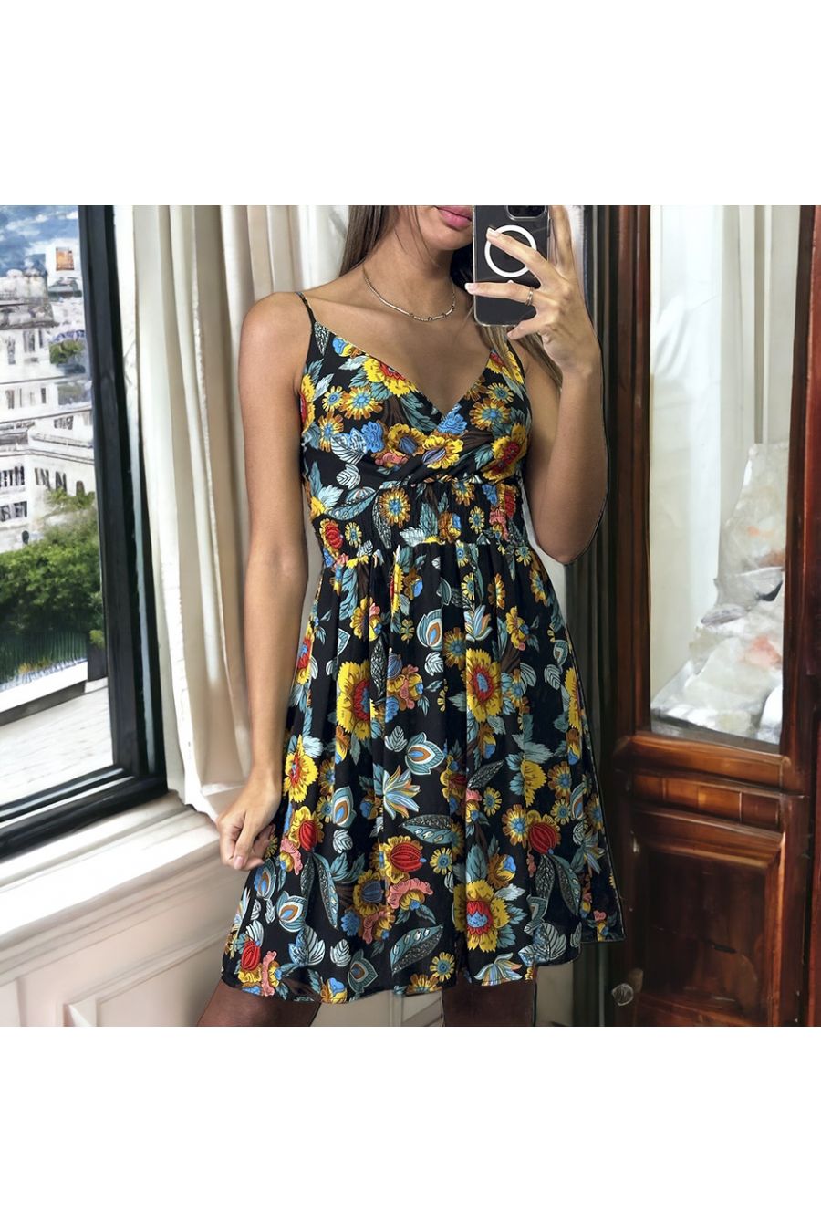 Robe noir fleuris à bretelle froncé a la taille - 2