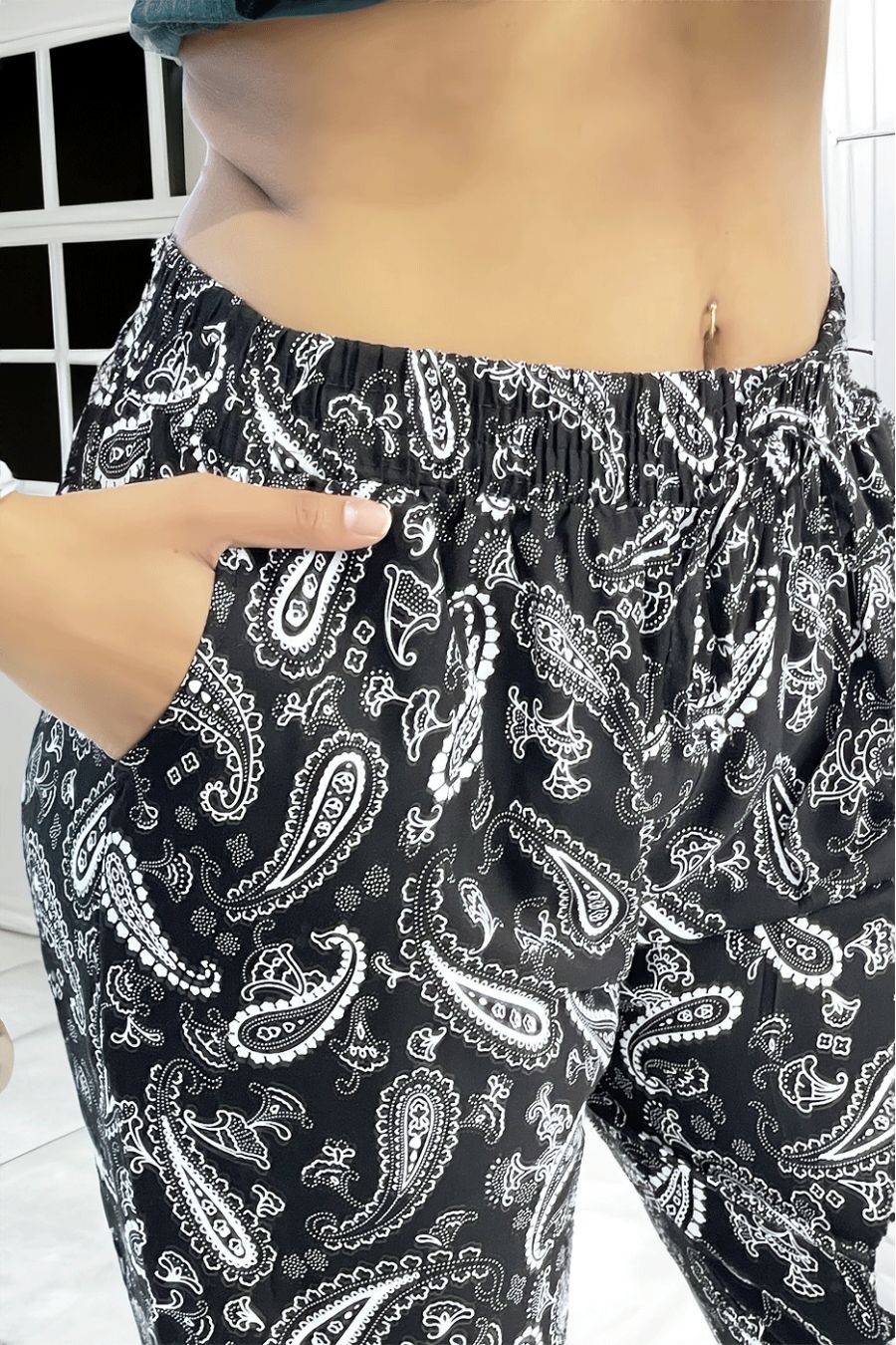 Soepelvallende zwarte broek met Aztec patroon met mooie strik in de taille - 4