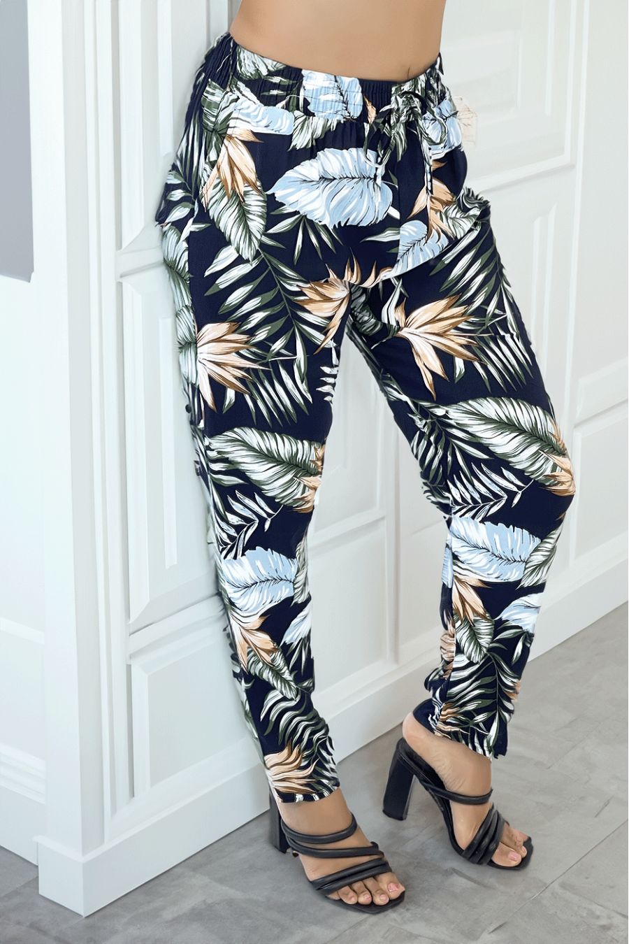 Straight-cut fluid navy pants with blue and green leaf pattern - 2