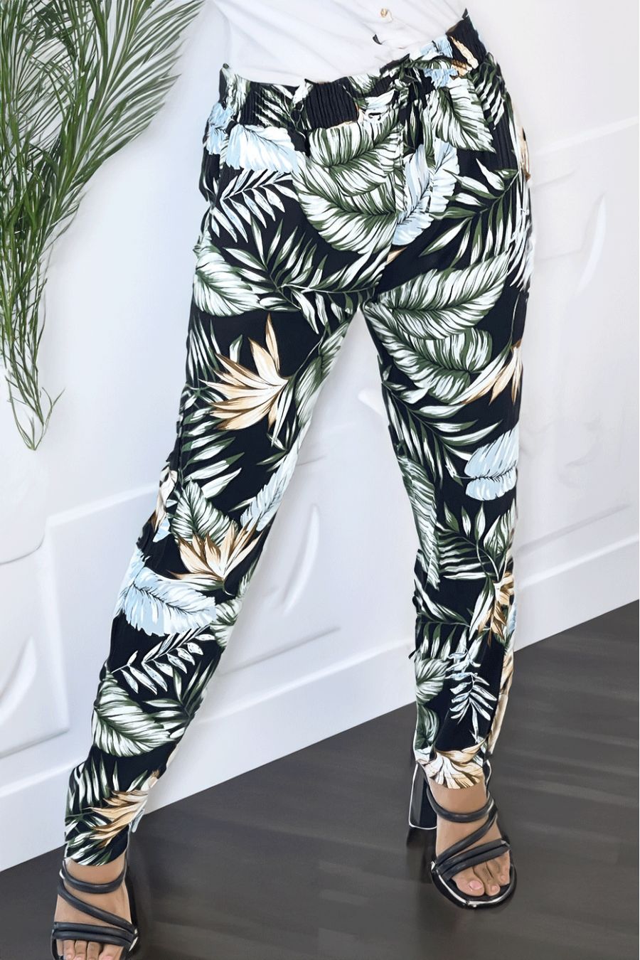 Pantalon fluide noir coupe droite à motif feuilles bleues et verts 
