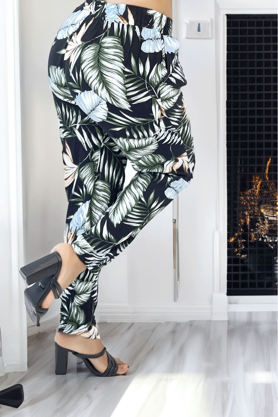 Straight-cut fluid black pants with blue and green leaf pattern - 3