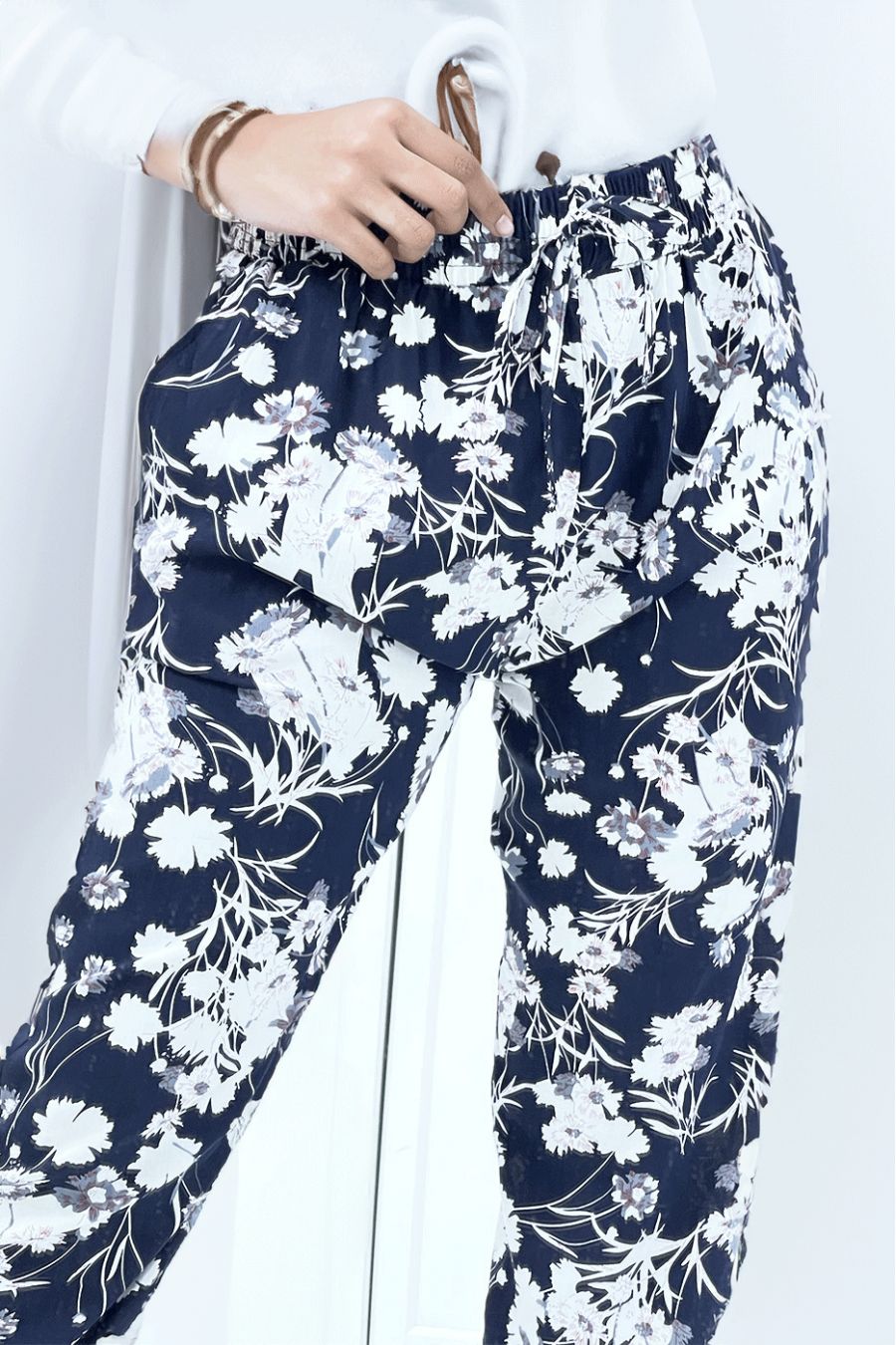 Fluid navy foliage pants with elastic at the waist and ankles - 4