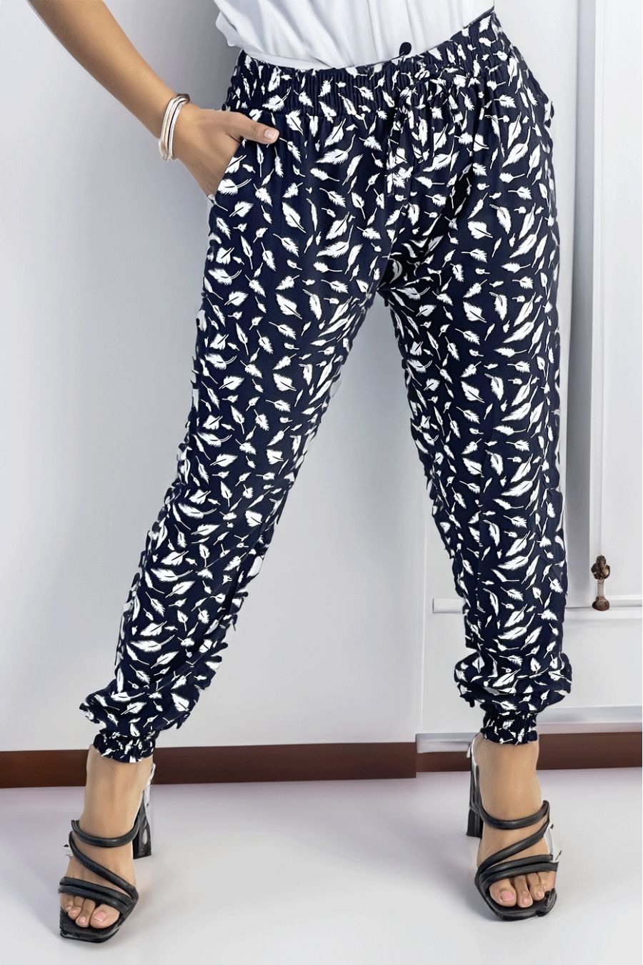 Pantalon ample marine à imprimé centaines de plumes
