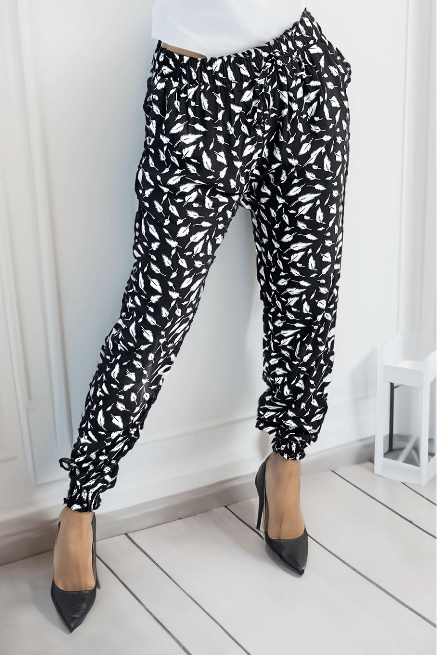 Pantalon ample noir à imprimé centaines de plumes