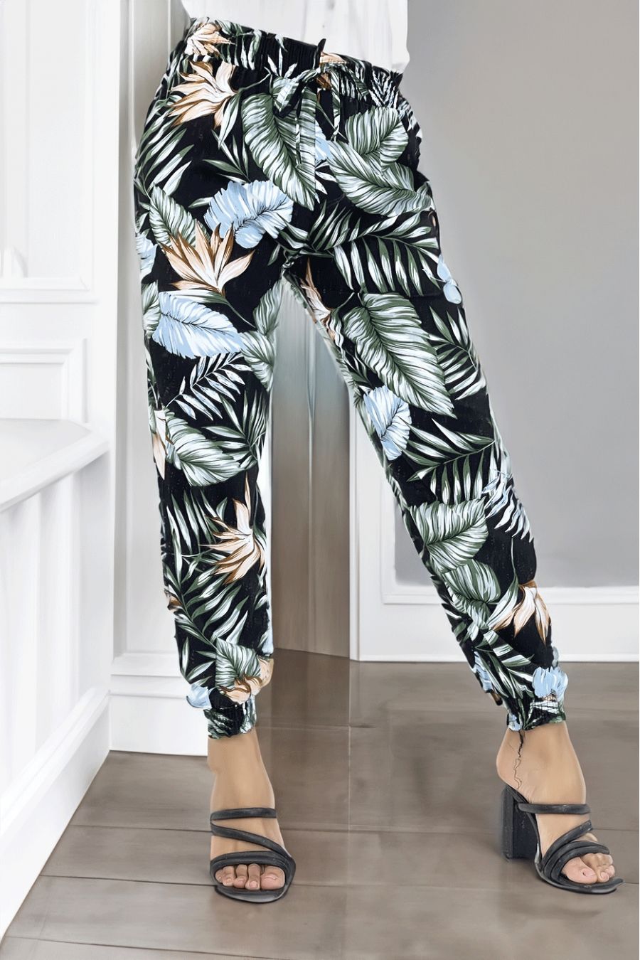 Pantalon noir à feuillage, fluide élastique à la taille et aux chevilles 