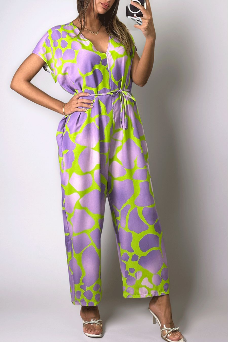 Oversized jumpsuit met v-hals en lila print. - 3