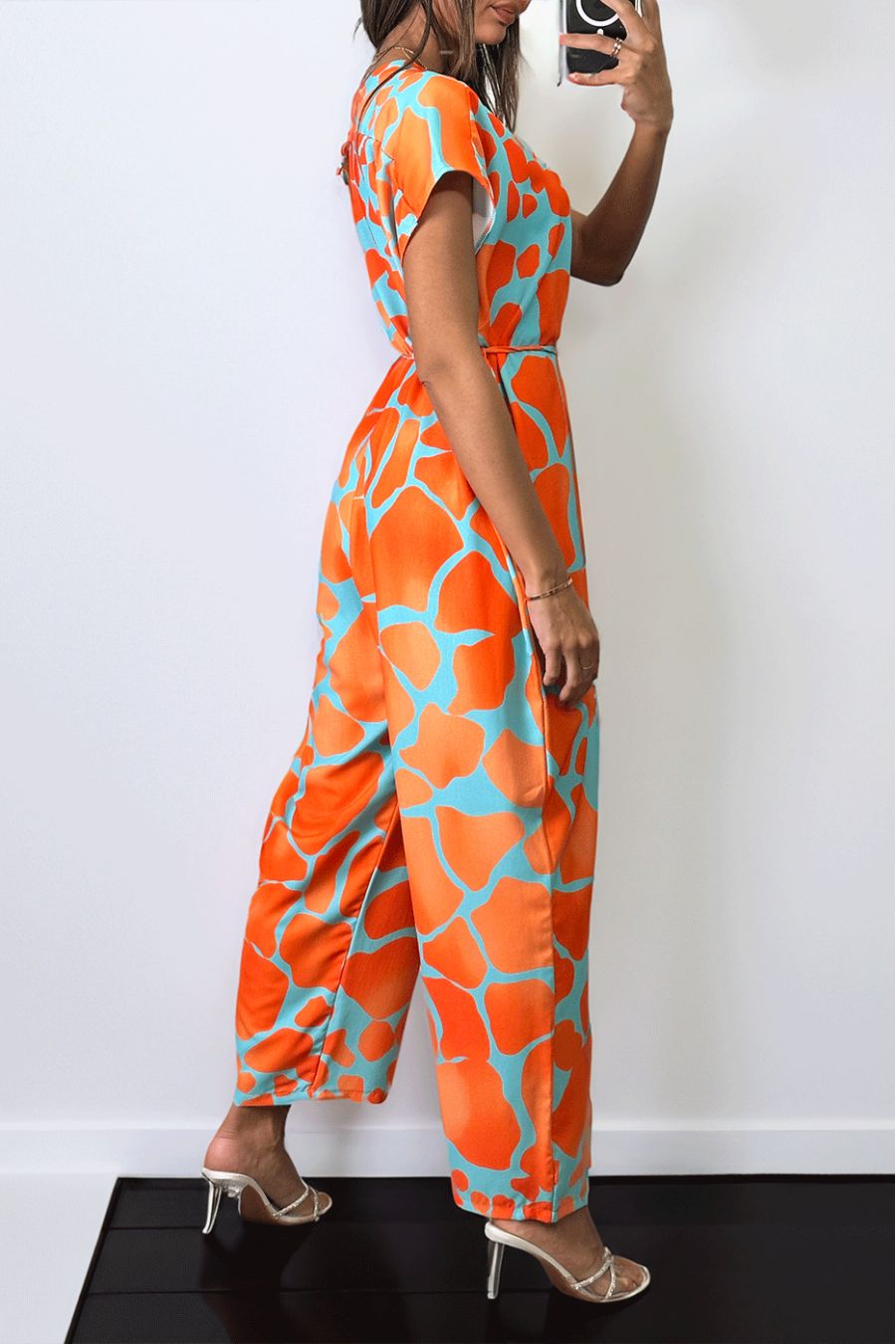 Oversized jumpsuit met v-hals en oranje print. - 2