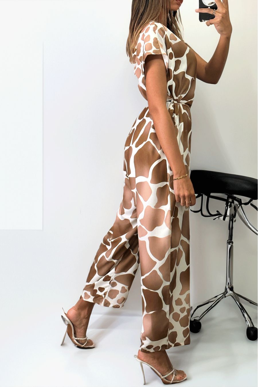 Oversized jumpsuit met V-hals in taupe print. - 3