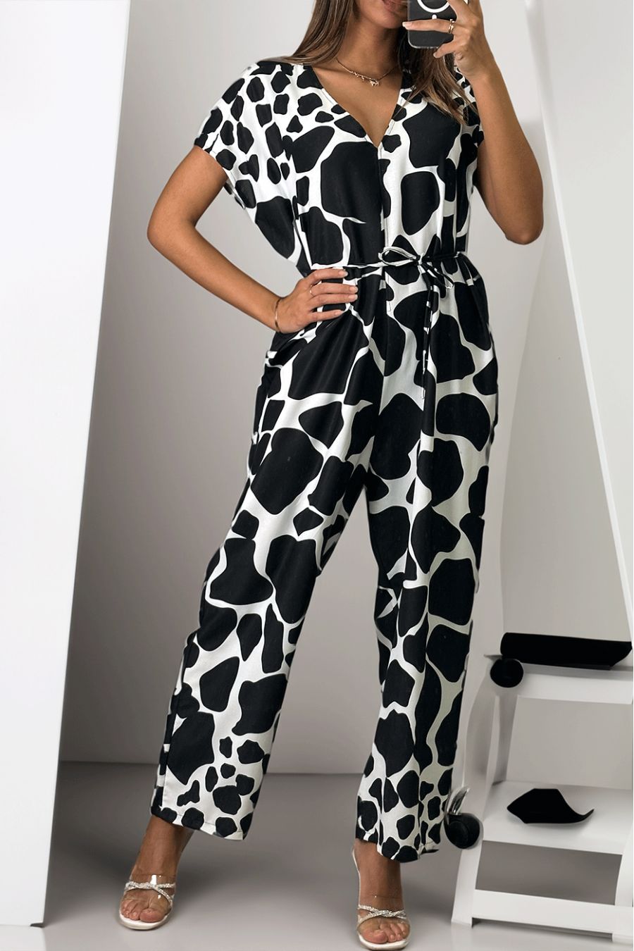 Oversized v-neck black printed jumpsuit. - 2