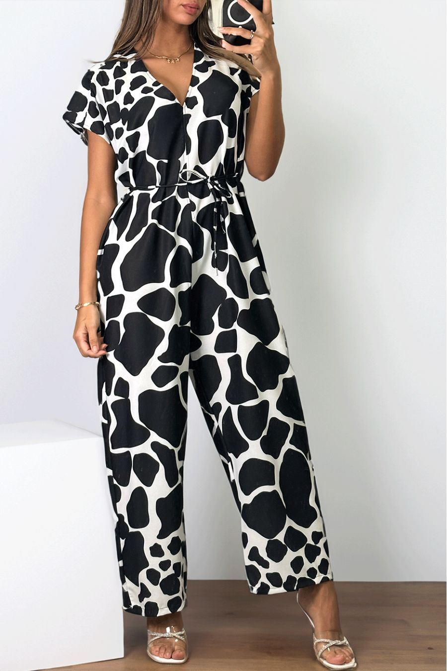 Oversized jumpsuit met v-hals en zwarte print. - 3