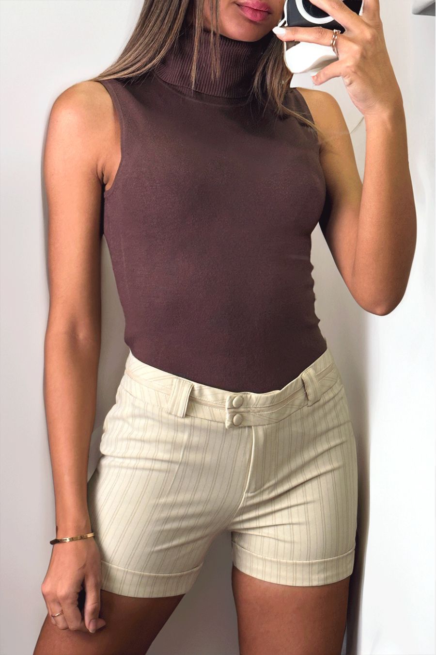 Beige short met manchetten, achterzakken en gestreept dessin - 1