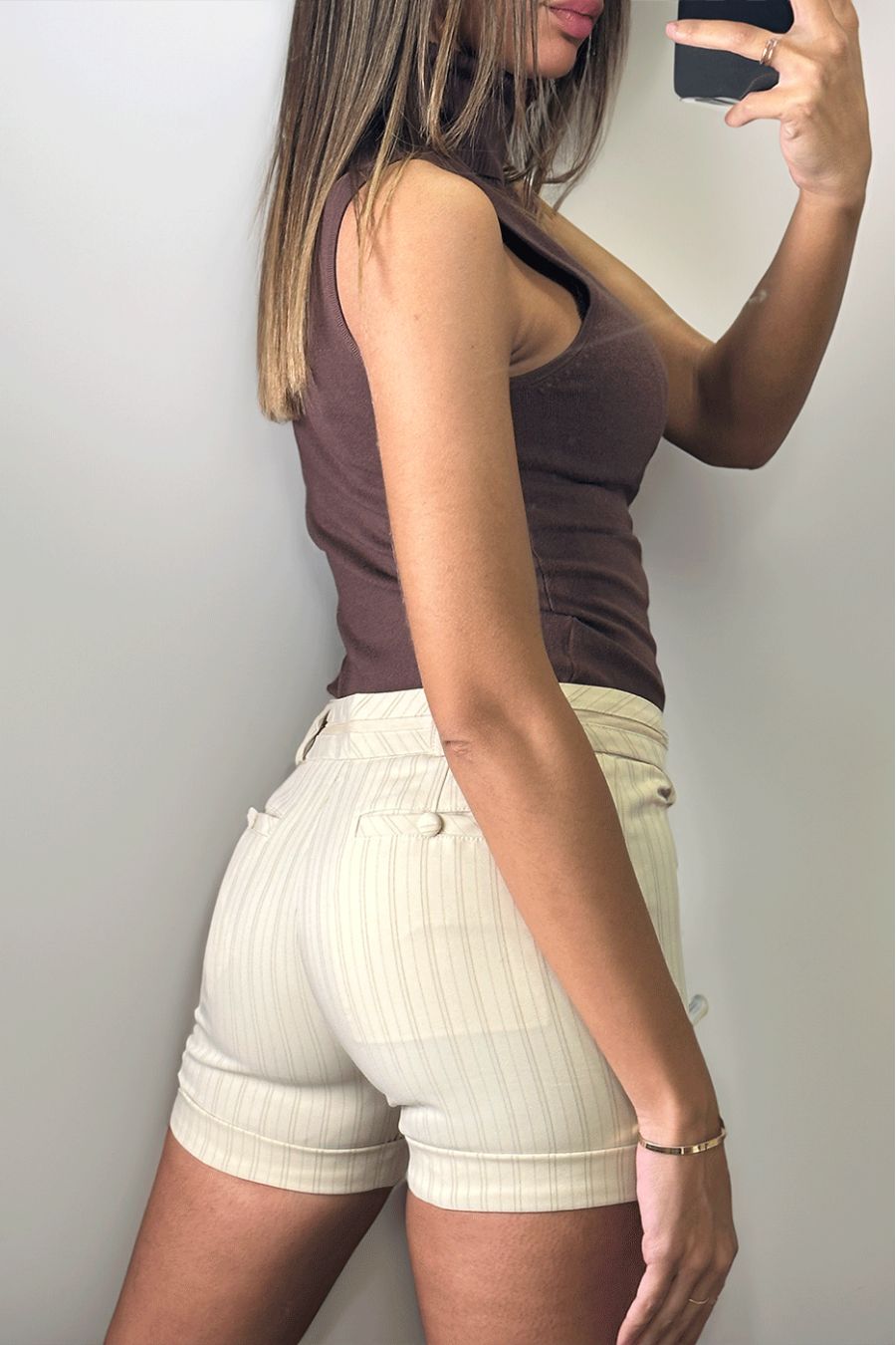 Short beige avec revers, poches arrière et motif rayé  - 3