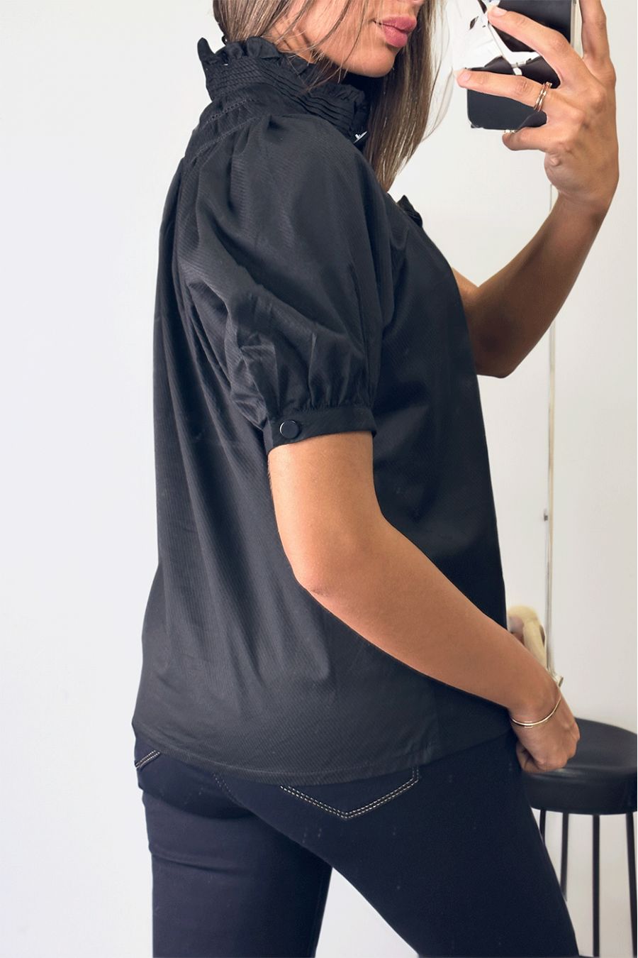 Zwarte blouse met knoop en kant bij de kraag - 2